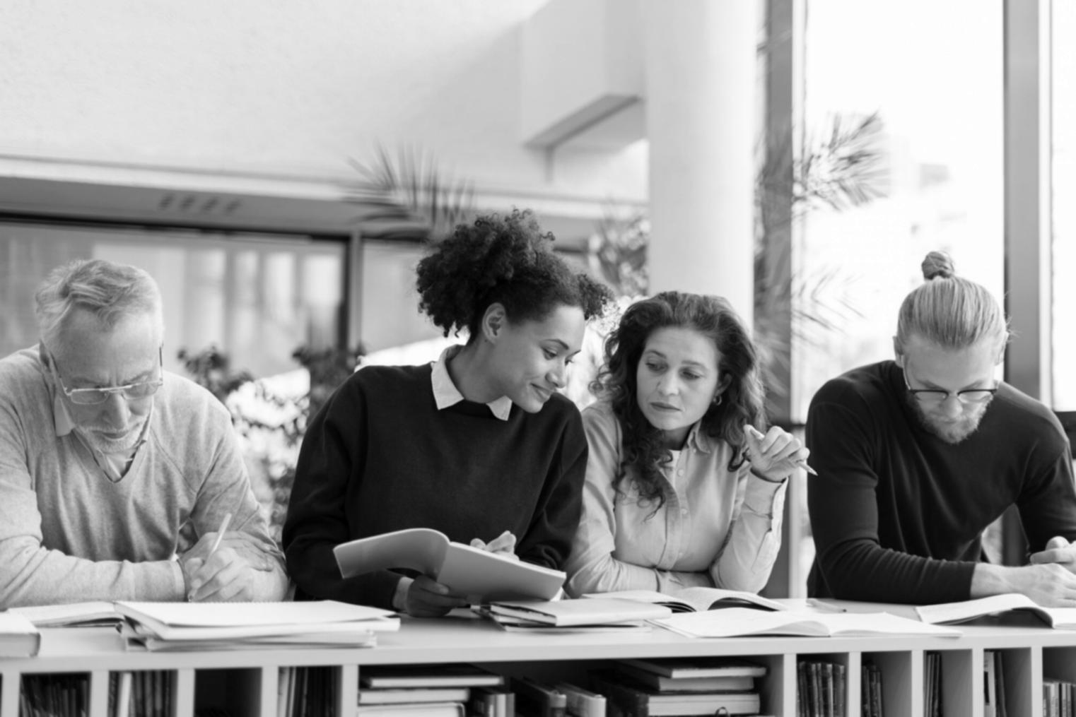 Atelier de planification financière avec participants travaillant sur leurs budgets familiaux