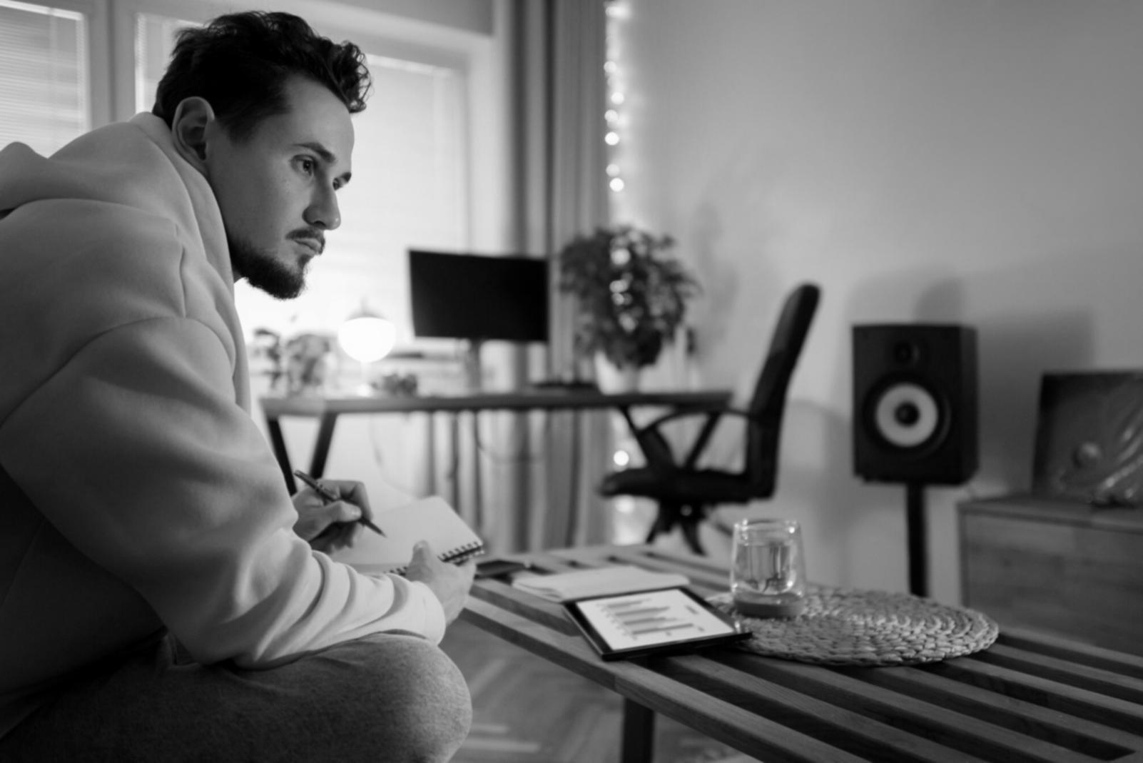 Séance de formation continue de l'équipe hovanira sur les nouvelles réglementations financières
